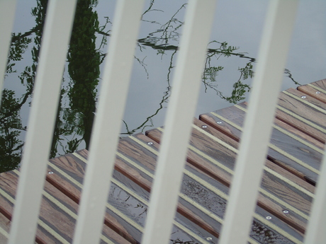 weerspiegeling vanaf een brug