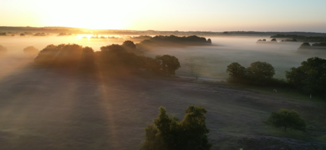 Landschap met laag hangende mist vanuit  de lucht.