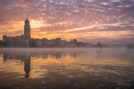 Zonsopkomst in Deventer met mist