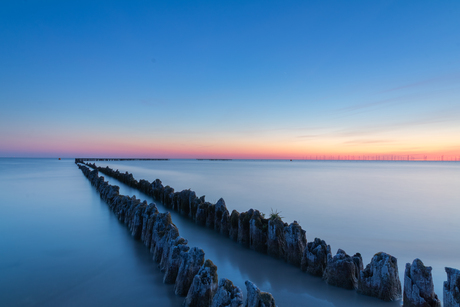 Avondblauw met een streepje avondrood. 