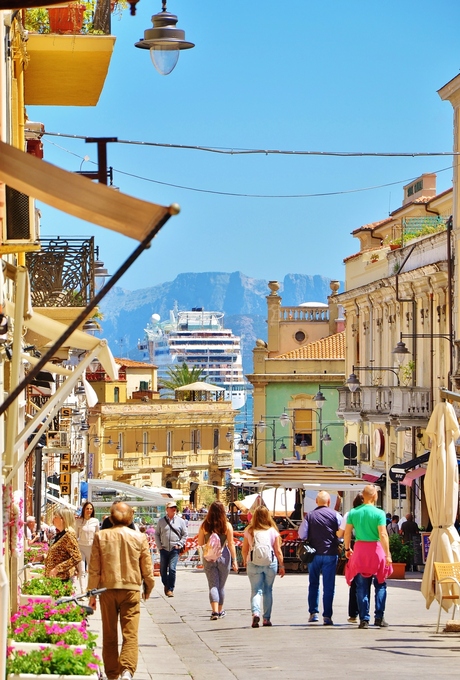 Sardinië stad Olbia, uitzicht in winkelstraat
