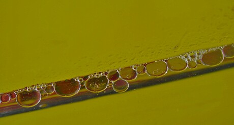 Oliedruppels op water