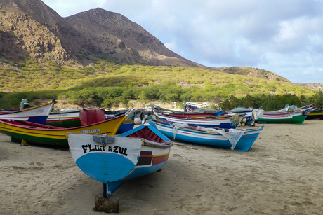 Kleurige vissersbootjes op het strand bij Tarrafal