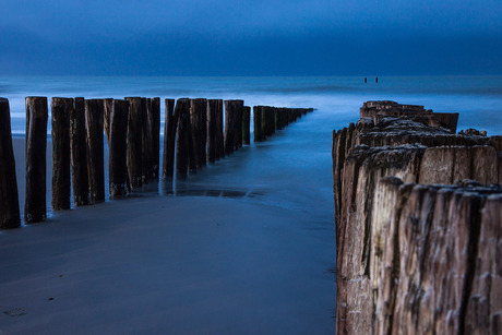 Golfbreker verdwijnt in de zee