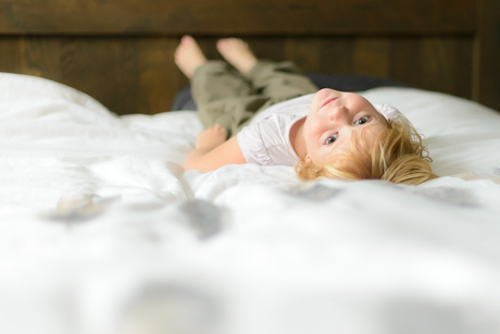 Relaxen op het grote bed van papa en mama