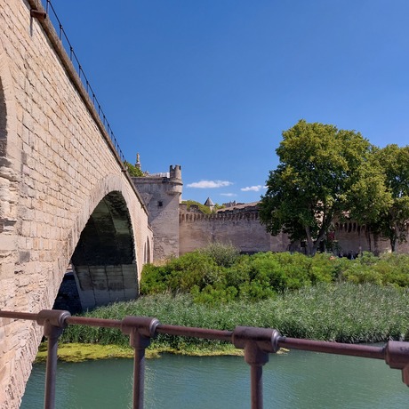 Sur le pont d'Avignon, ... .