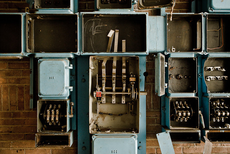 Electriciteitskasten in verlaten oude fabriek