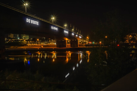 Nachtfoto van de Nelson Mandelabrug Arnhem