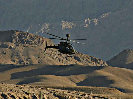 kiowa helikopter boven afghanistan