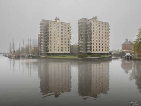 Mistige Oosterhaven-reflecties in Groningen.