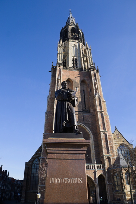 Standbeeld voor Oude kerk