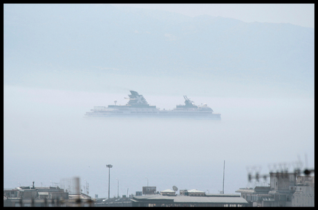 Cruiseschip in de mist