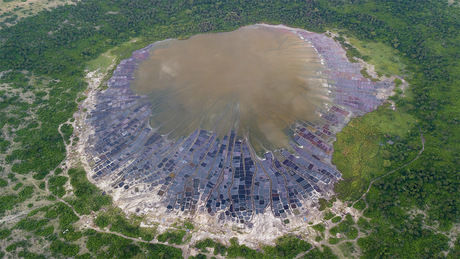 Kratermeer met zoutwinning