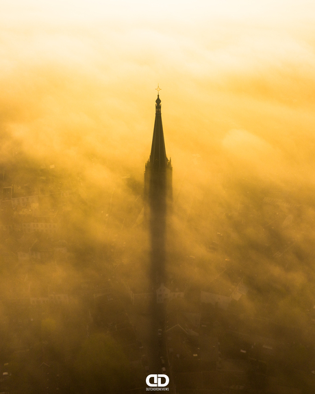 Martinikerk Doesburg in de mist 