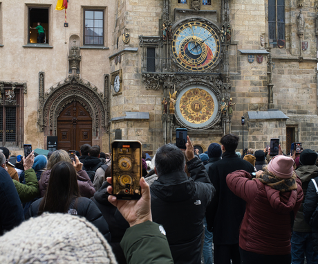 Toeristen voor de astronomische klok in Praag