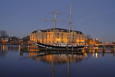 scheepvaart museum bij avond met schip