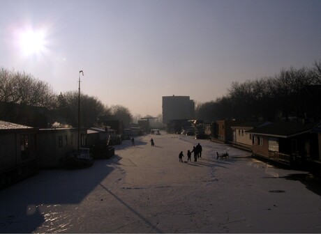 WAAGHALZEN OP HET IJS