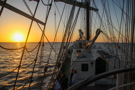 Zonsondergang vanaf de Artemis