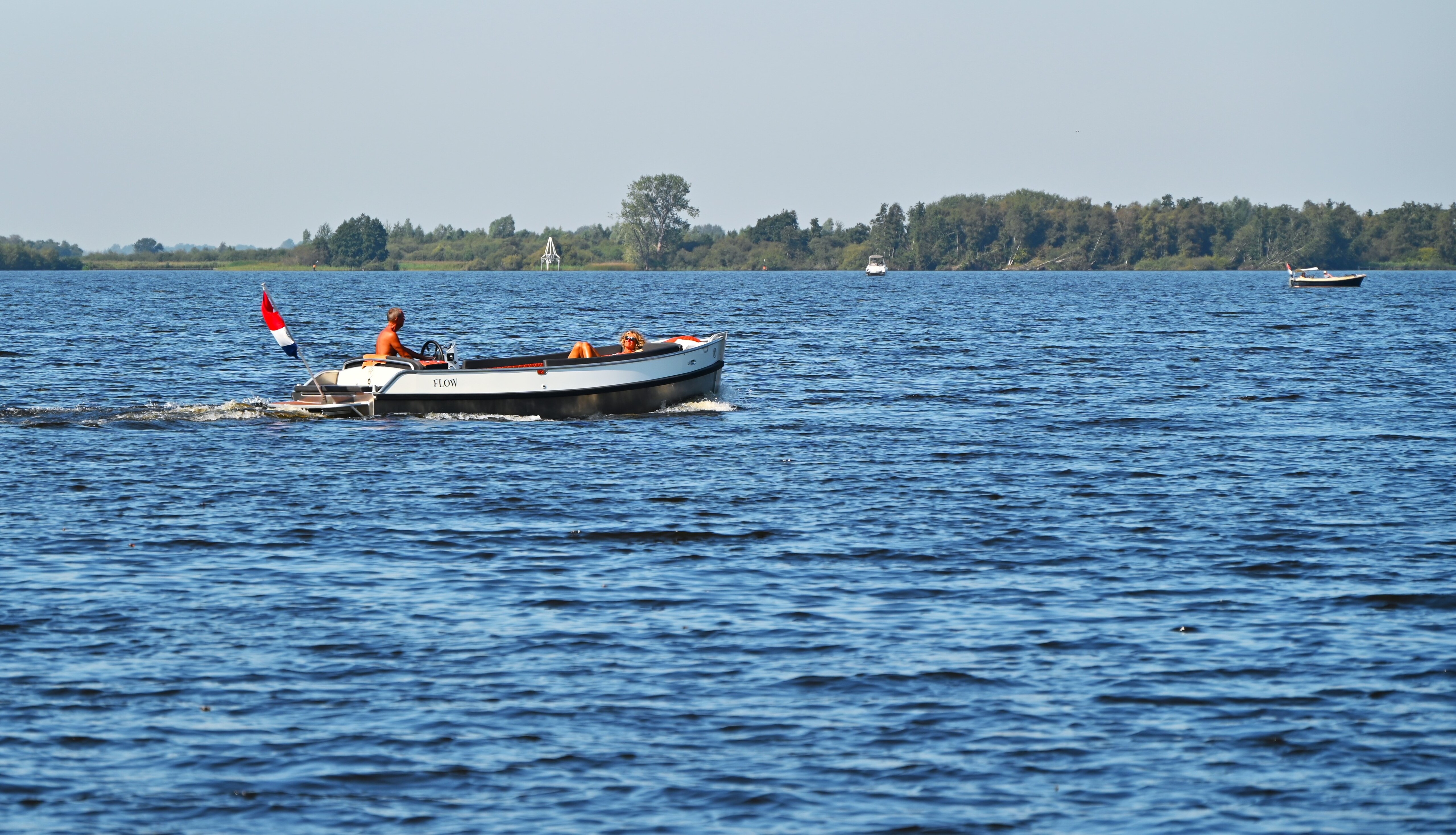 Go with the flow - Mooie naam voor het bootje. Bovendien het beste idee met dit weer; verkoeling opzoeken op het water. - foto door Tudor op 01-07-2025 - locatie: Giethoorn, Nederland - deze foto bevat: nikon corporation, nikon z 6_2, iso 100, diafragma ƒ/6.3, sluitertijd 1/160s, brandpuntafstand 130mm, boot, waterbronnen, water, watervaartuigen, boten en varen - uitrusting en benodigdheden, vloeistof, waterweg, meer, recreatie, zee
