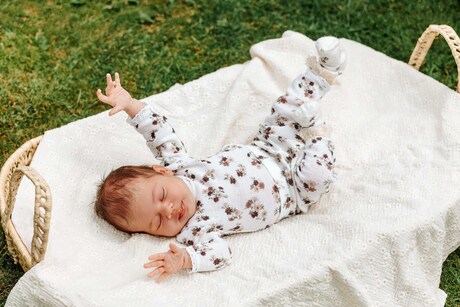 Pure newborn shoot in de tuin