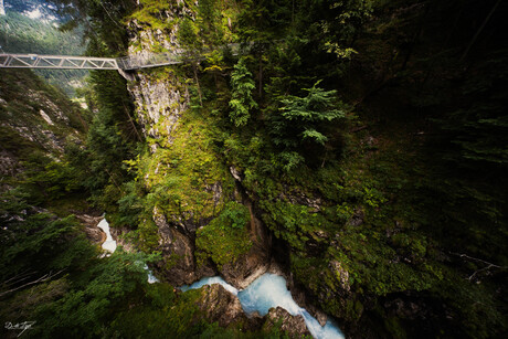 Hangbrug boven bergkloof met gletsjerstroom