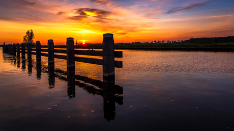 Zonsondergang aan het water