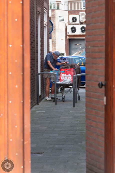 Achter de deur kijken bij....