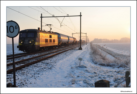 Goederentrein in een winters landschap