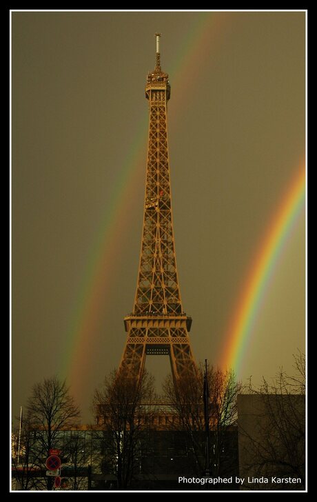 De eifeltoren met 2 regenbogen