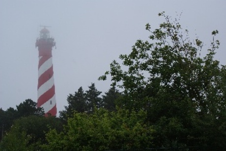 vuurtoren in de mist