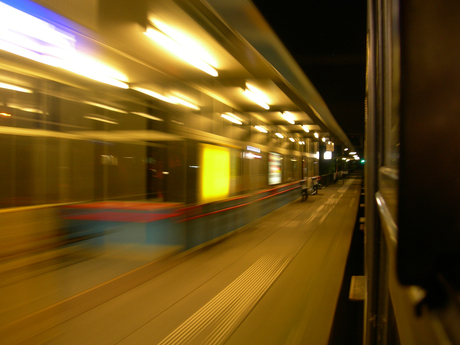 Trein rijdt station in