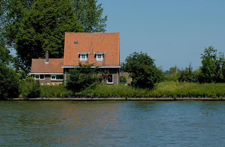 Huis aan het Amsterdamrijnkanaal