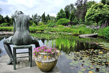 Bronzen beeld aan de vijver