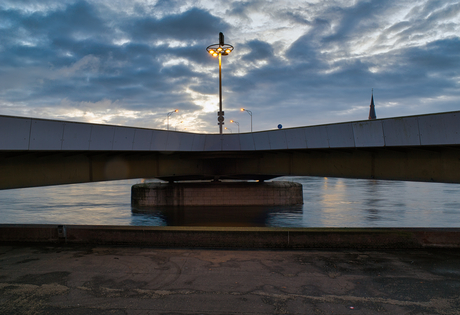 Wilhelminabrug Maastricht bij zonsopgang