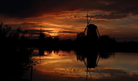 Kinderdijk bij zonsondergang