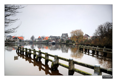Sluis in Zwartsluis - Via deze kolk en sluis (in de achtergrond) in Zwartsluis krijg je toegang tot de Arembergergracht.
Door de mist vallen de rode daken in de verte het - foto door deharder op 08-12-2010 - deze foto bevat: winter, landschap, zwartsluis