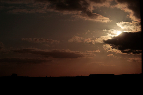 Zon achter wolken