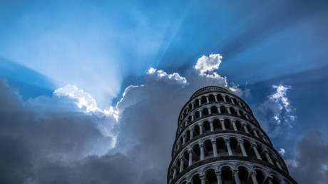 Wolken boven de toren van Pisa