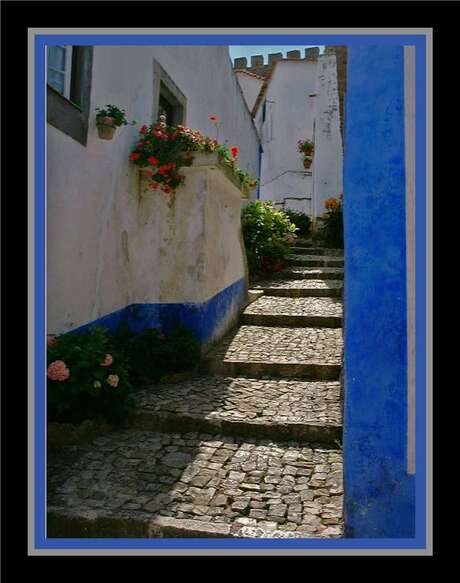 Steegje in Obidos Portugal.