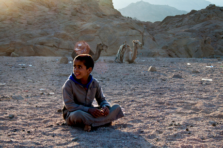 Beduìnen jongen in de woestijn.jpg