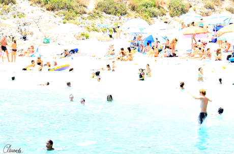 Strand met veel kleur en drukte