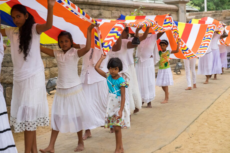 Optocht bij de heilige boom Sri Maha Bodhi in anuradhapura