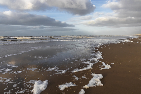 winter namiddag aan schuimzee