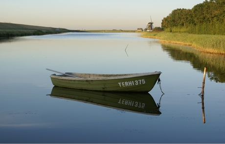 bootje in spiegelend water