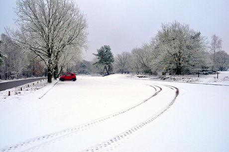 Rode auto in de sneeuw
