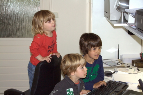 Kleinkinderen op mijn PC.JPG