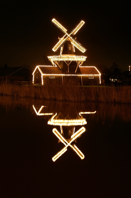 Nachtfoto, molen aan het water