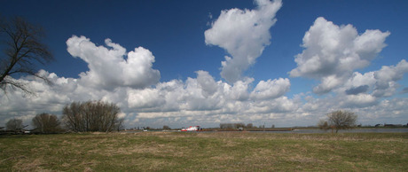 Wolken en de Waal