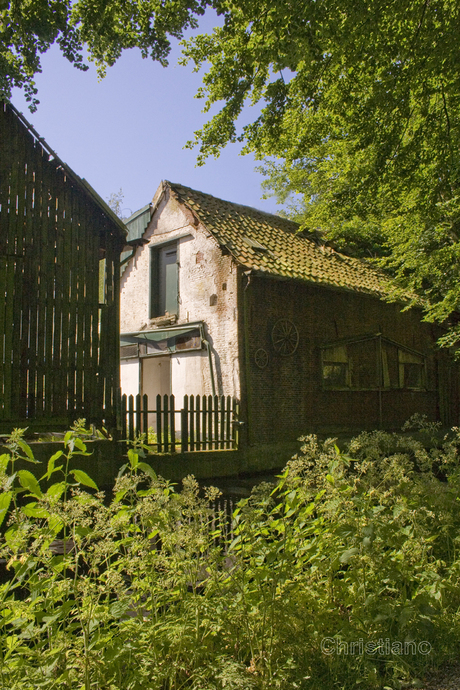 Oud verlaten huisje