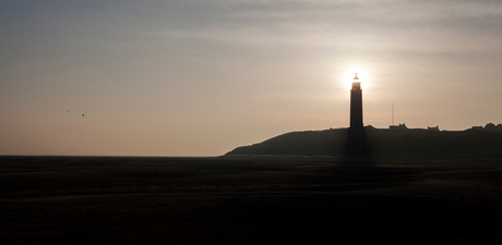 Gouden zonsopkomst achter de Eierlander vuurtoren